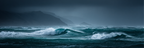 Dramatische Meereslandschaft Mit Turbulenten Wellen Unter Dunklem Himmel Vor Schattigen Bergreihen | Nahaufnahmen | Natur
