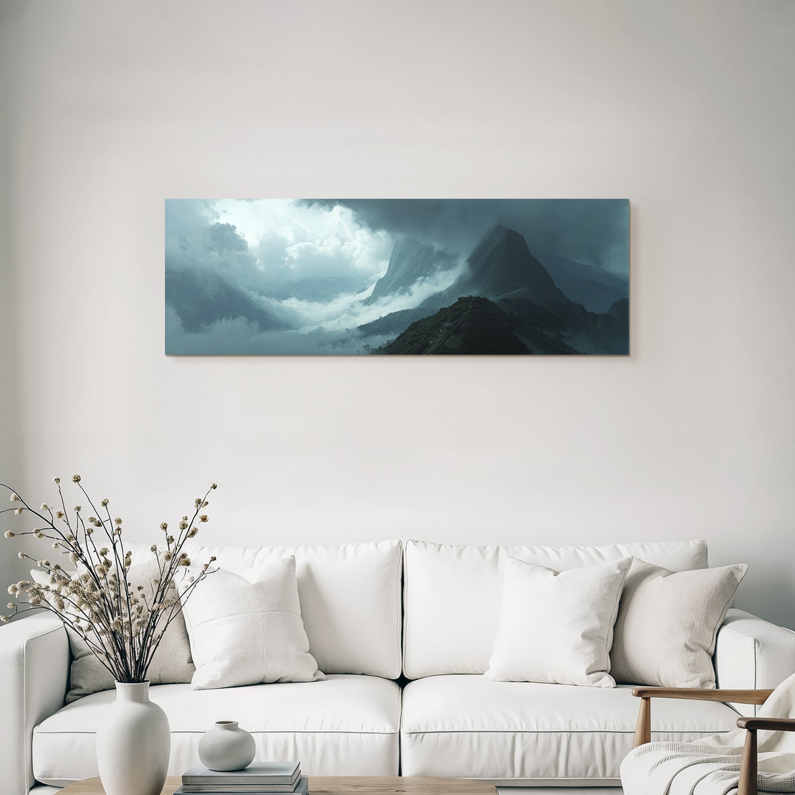 Gewitterlandschaft Mit Bergen Im Nebel Und Blitz
