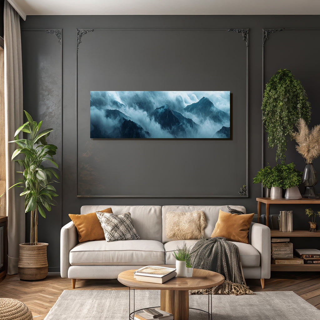Neblige Berglandschaft Mit Wolkenhülle