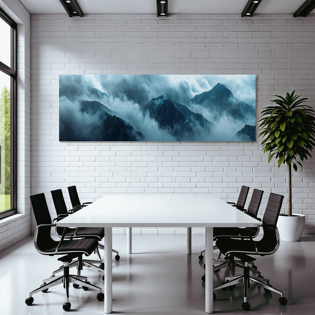 Neblige Berglandschaft Mit Wolkenhülle