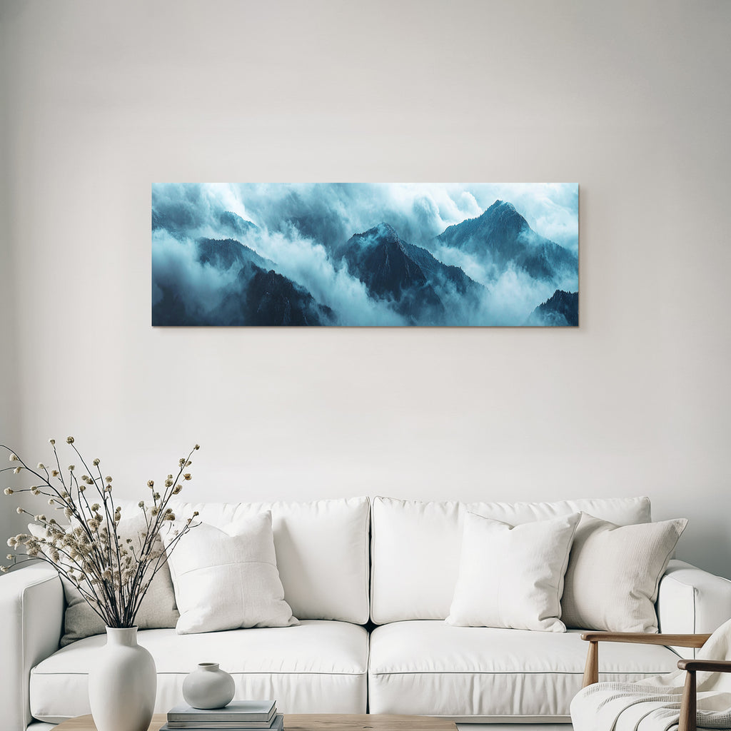 Neblige Berglandschaft Mit Wolkenhülle