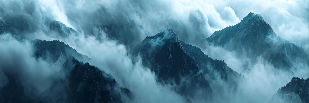 Neblige Berglandschaft Mit Wolkenhülle | Nahaufnahmen | Natur