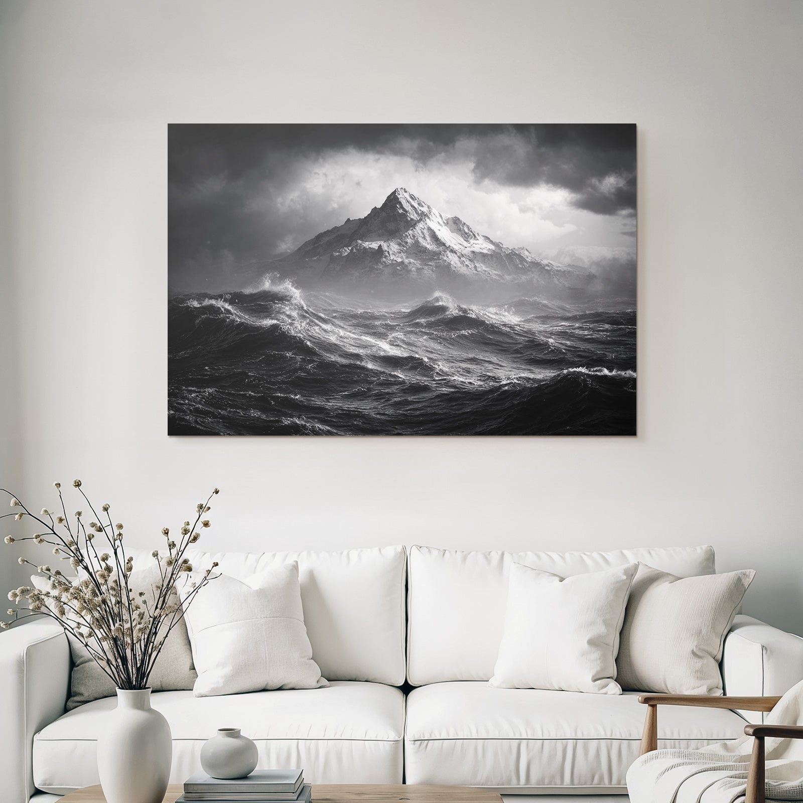Dramatische Seelandschaft Mit Schneebedeckten Berggipfeln Und Sturmwellen