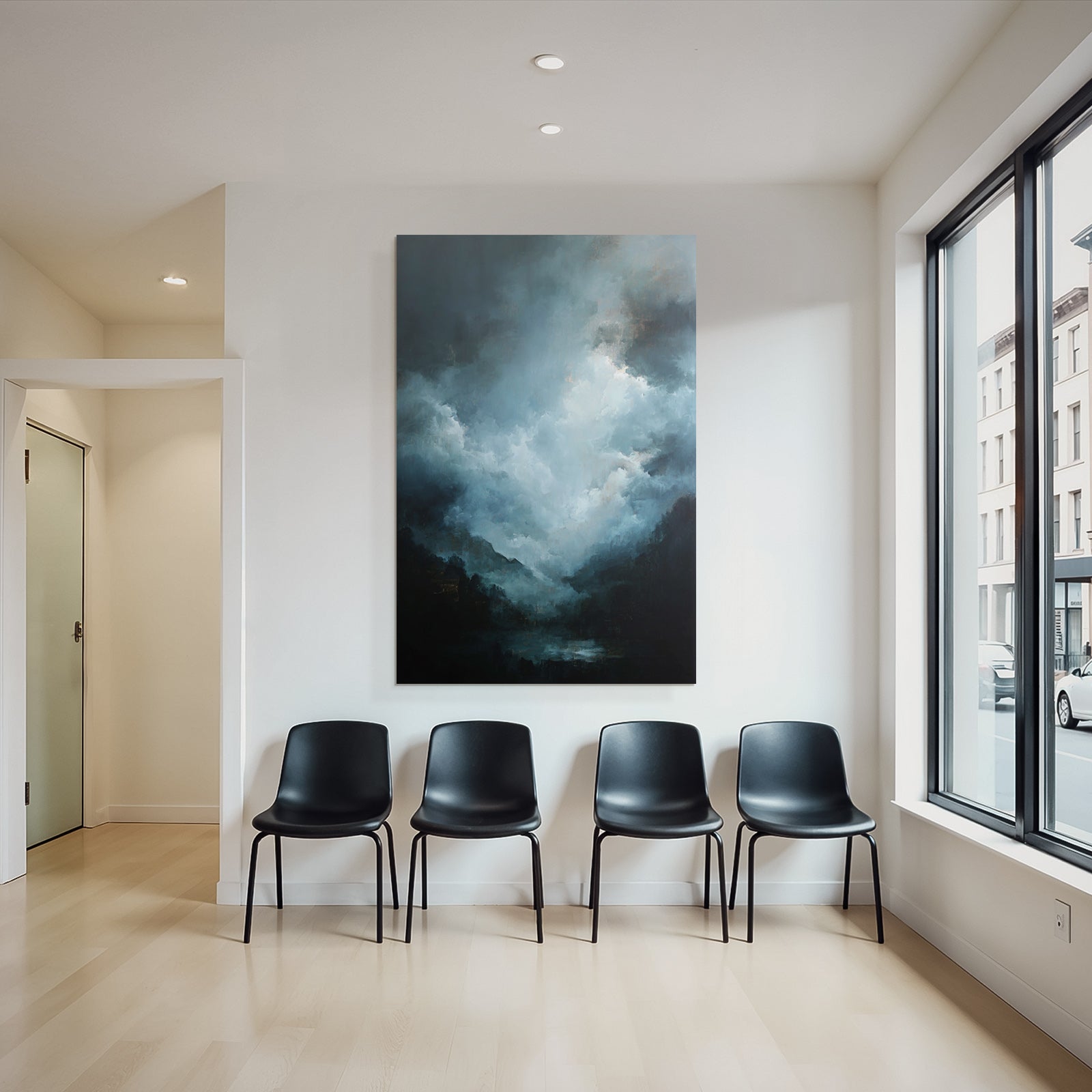 Dramatische Landschaft Mit Wirbelnden Wolken Und Nebeligen Bergen In Blaugrau