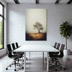Einsamer Baum In Nebliger Landschaft Mit Trockenem Goldenem Gras