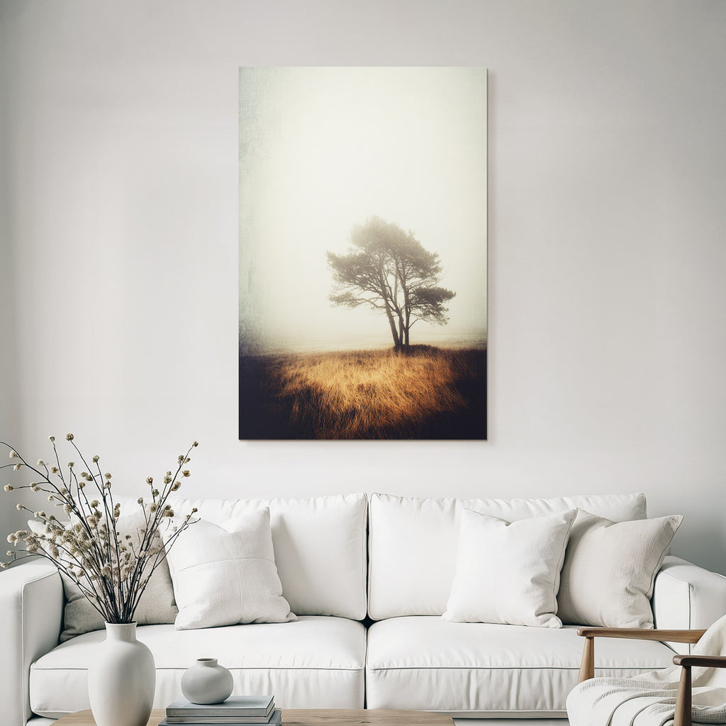Einsamer Baum In Nebliger Landschaft Mit Trockenem Goldenem Gras