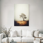 Einsamer Baum In Nebliger Landschaft Mit Trockenem Goldenem Gras