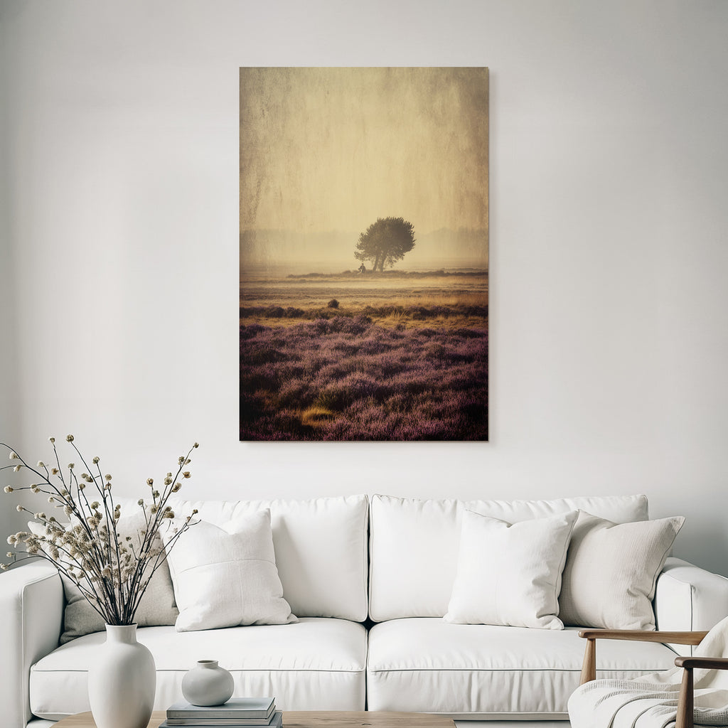 Einsamer Baum Mit Person Und Lila Heide Im Morgennebel
