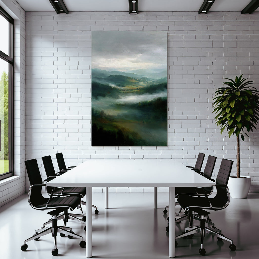 Malerische Landschaft Mit Nebeligen Hügeln Und Wolkenbedecktem Himmel