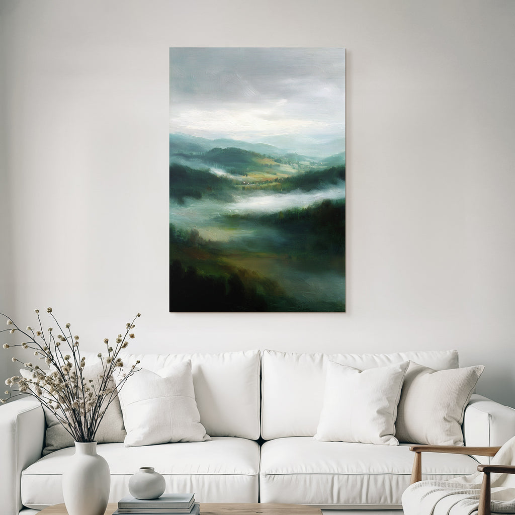 Malerische Landschaft Mit Nebeligen Hügeln Und Wolkenbedecktem Himmel