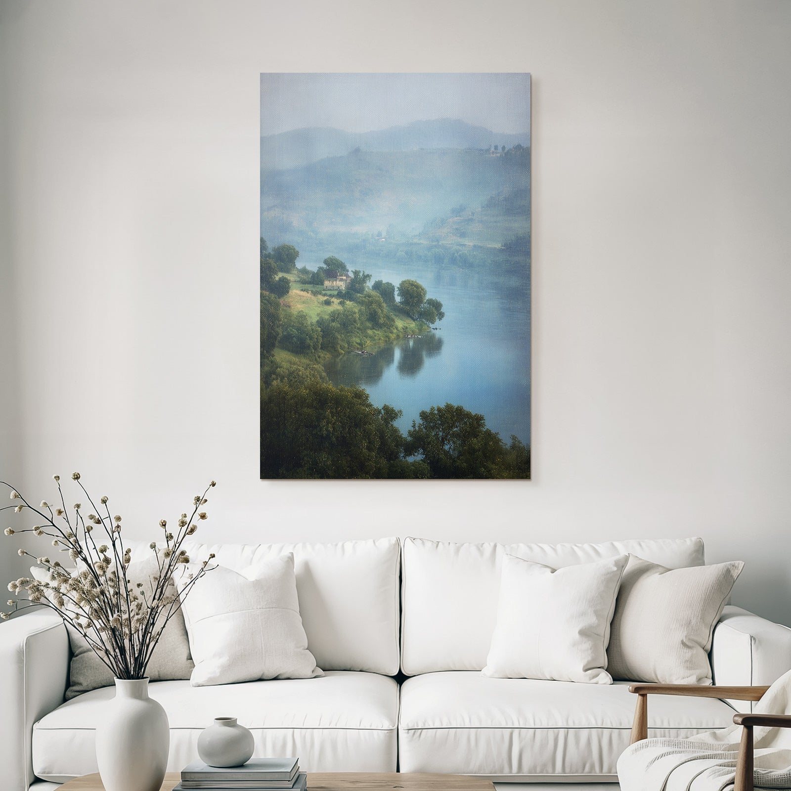 Morgennebel An Der Flusslandschaft Mit Haus