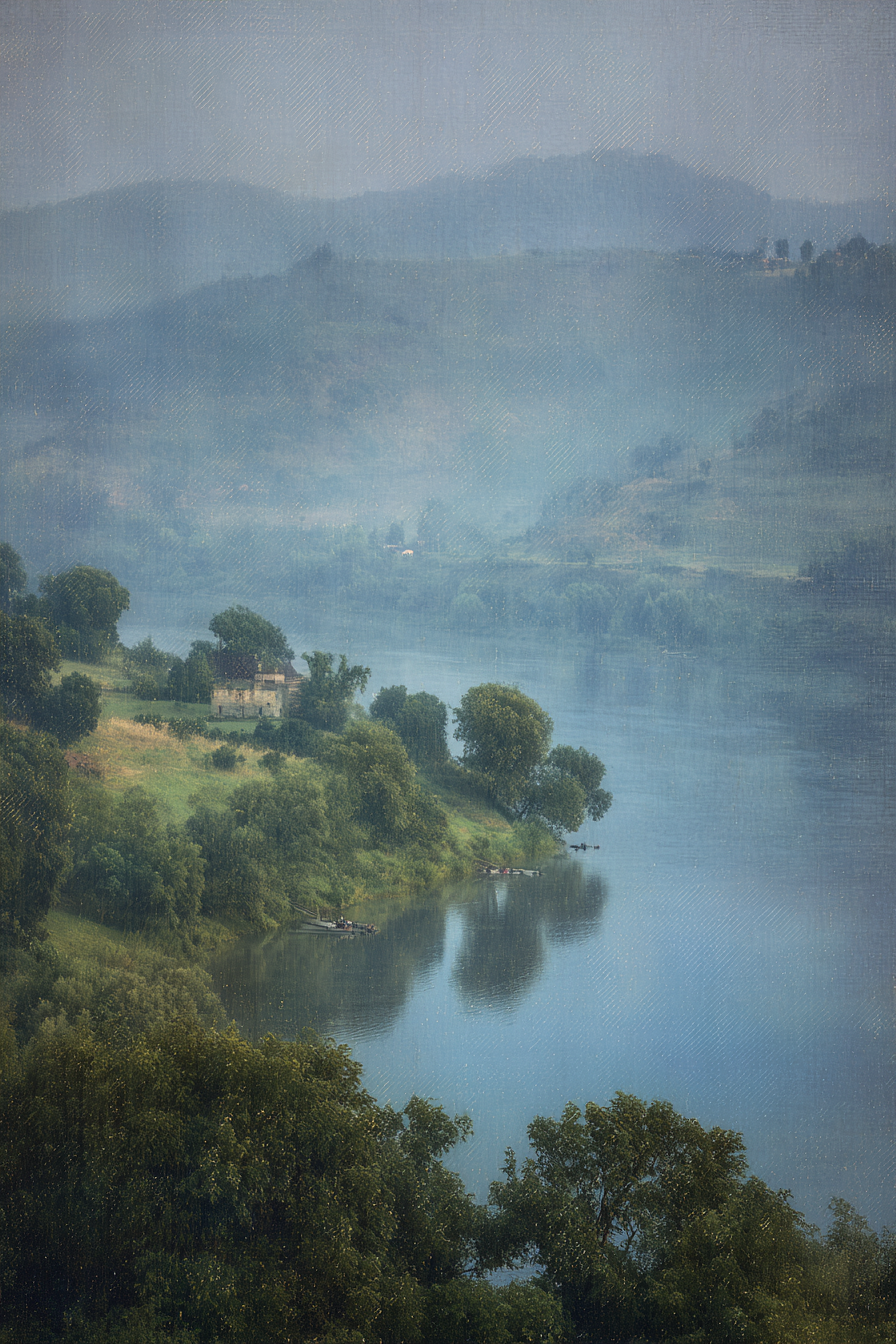 Morgennebel An Der Flusslandschaft Mit Haus | Nebel und Wetter | Natur