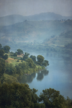 Morgennebel An Der Flusslandschaft Mit Haus | Nebel und Wetter | Natur