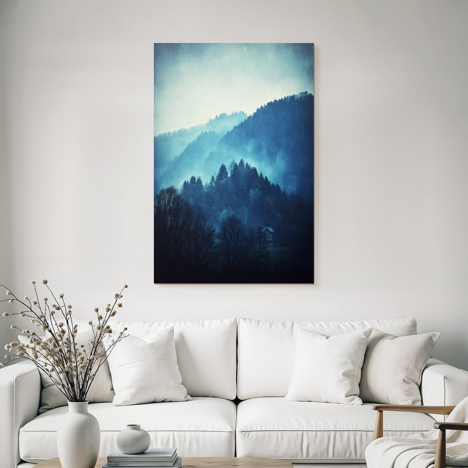 Neblige Landschaft Mit Haus Und Kahlen Bäumen