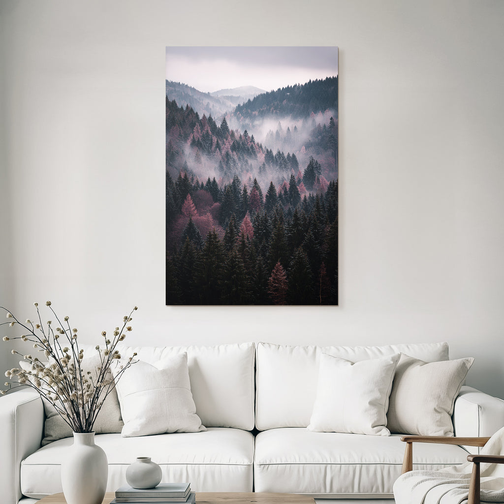 Neblige Waldlandschaft Mit Abgestuften Baumschichten In Grün Und Rosa