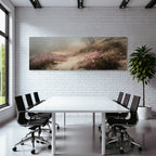 Nebelige Landschaft Mit Rosa Blumen Am Ufer