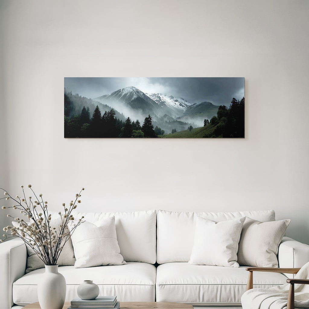 Nebelige Berglandschaft Mit Schneebedeckten Gipfeln Und Dichtem Wald