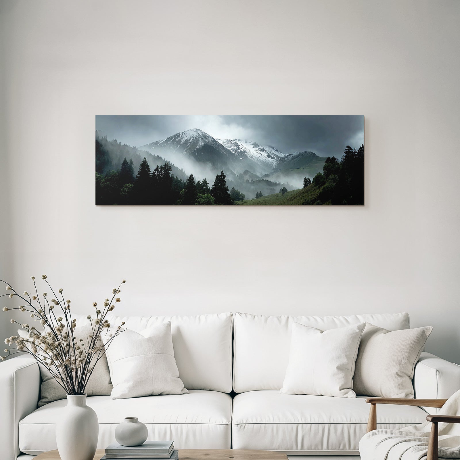Nebelige Berglandschaft Mit Schneebedeckten Gipfeln Und Dichtem Wald