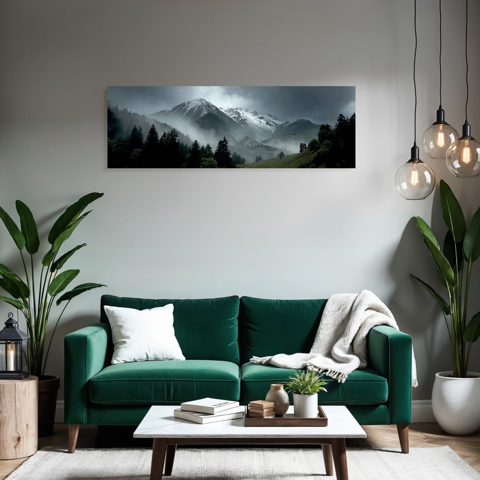 Nebelige Berglandschaft Mit Schneebedeckten Gipfeln Und Dichtem Wald