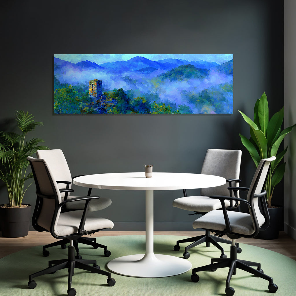 Nebelige Berglandschaft Mit Steinturm