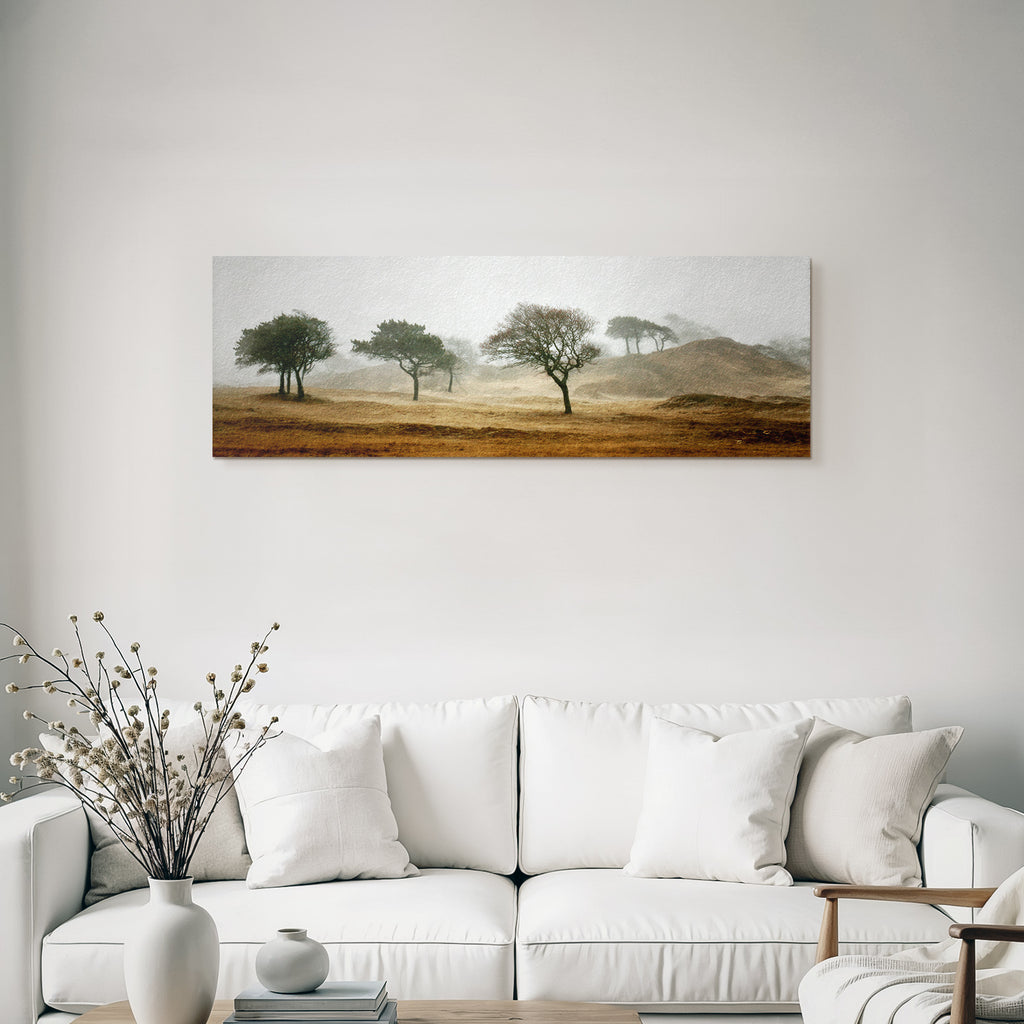 Neblige Landschaft Mit Bäumen Im Feld