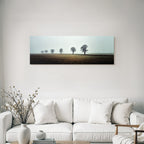 Neblige Landschaft Mit Baumreihe Und Feld