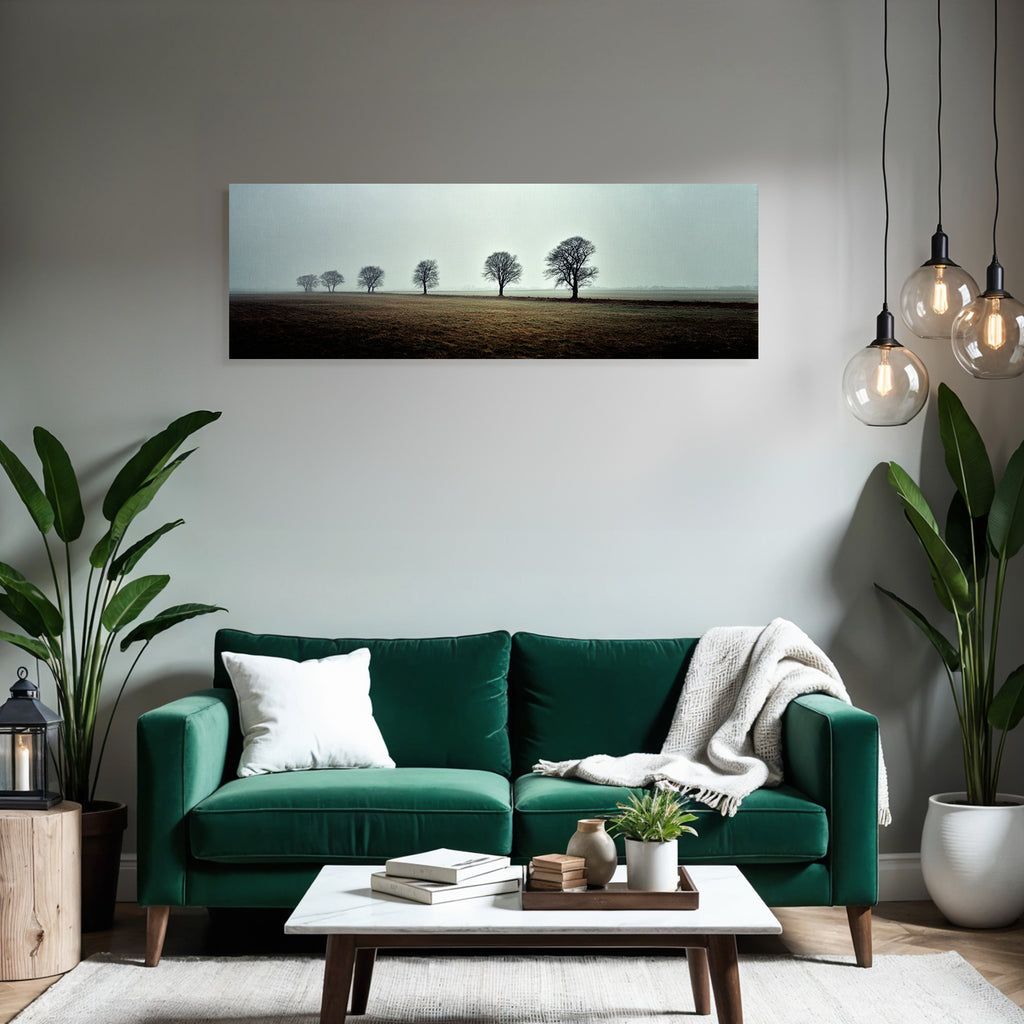 Neblige Landschaft Mit Baumreihe Und Feld