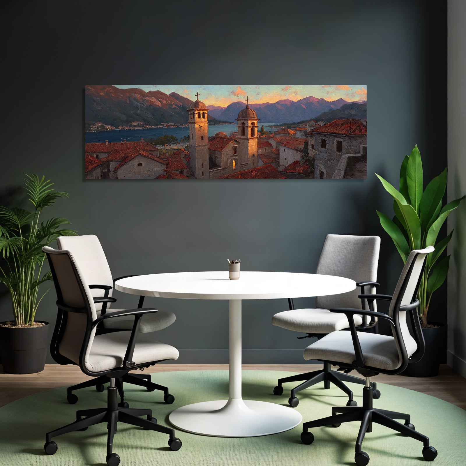 Sonnenuntergang In Mediterraner Küstenstadt Mit Terrakottadächern Und Bergen