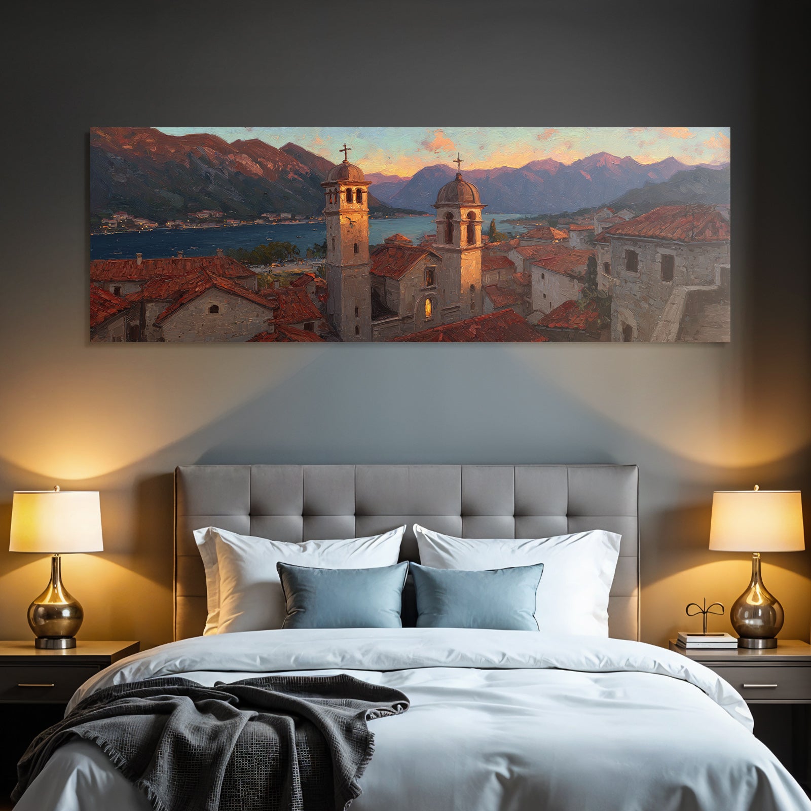 Sonnenuntergang In Mediterraner Küstenstadt Mit Terrakottadächern Und Bergen