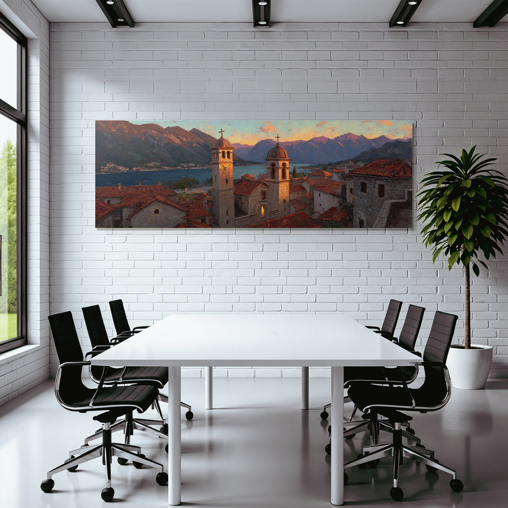Sonnenuntergang In Mediterraner Küstenstadt Mit Terrakottadächern Und Bergen