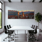 Sonnenuntergang In Mediterraner Küstenstadt Mit Terrakottadächern Und Bergen