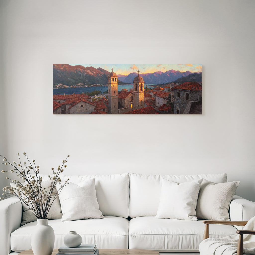 Sonnenuntergang In Mediterraner Küstenstadt Mit Terrakottadächern Und Bergen