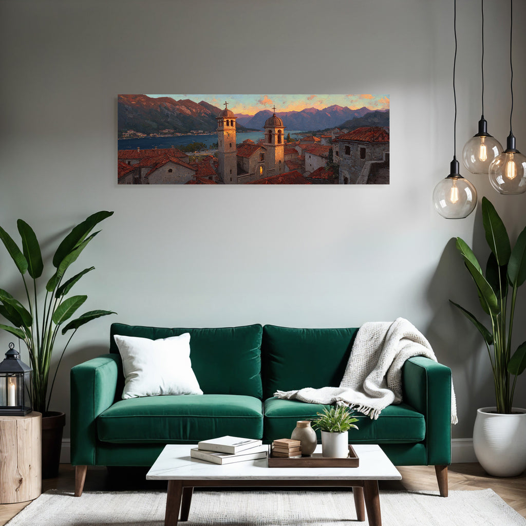 Sonnenuntergang In Mediterraner Küstenstadt Mit Terrakottadächern Und Bergen