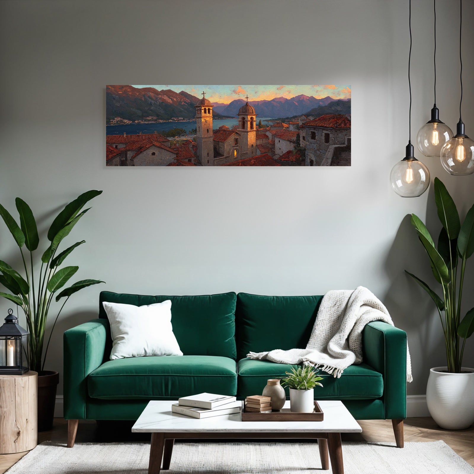 Sonnenuntergang In Mediterraner Küstenstadt Mit Terrakottadächern Und Bergen