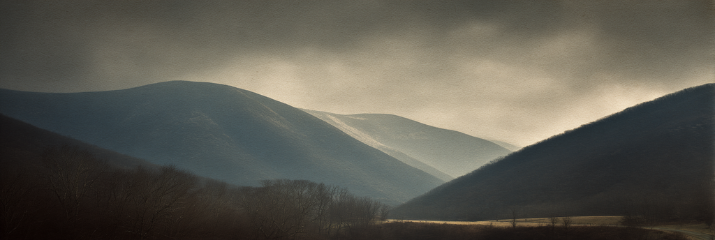 Stimmungsvolle Berglandschaft Mit Weichen Hügeln | Nebel und Wetter | Natur