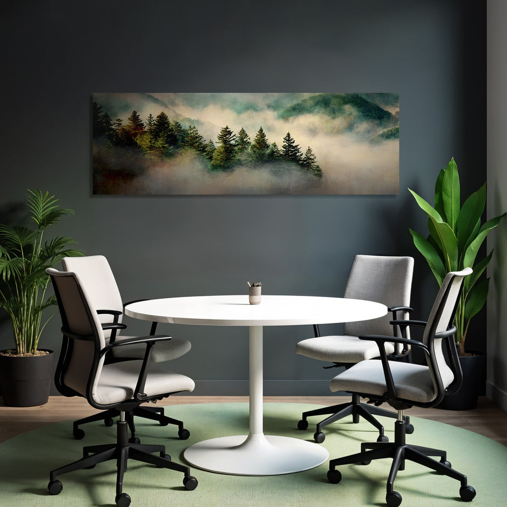 Vernebelte Berglandschaft Mit Nadelbäumen
