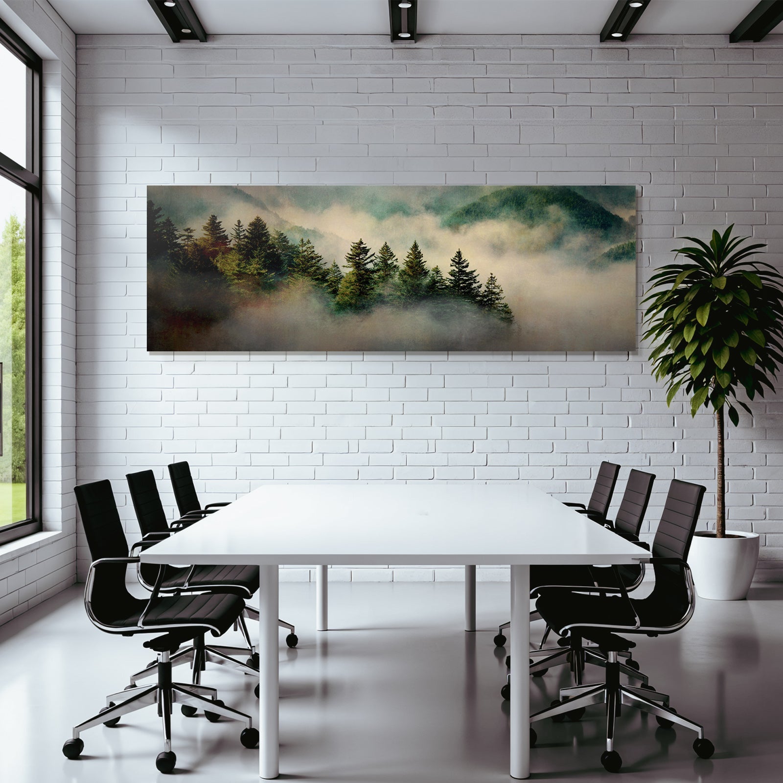 Vernebelte Berglandschaft Mit Nadelbäumen