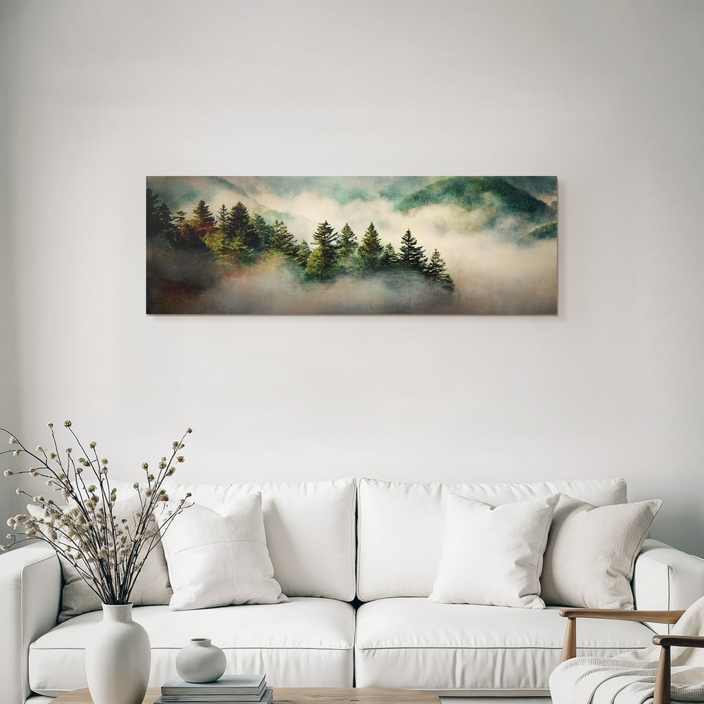 Vernebelte Berglandschaft Mit Nadelbäumen