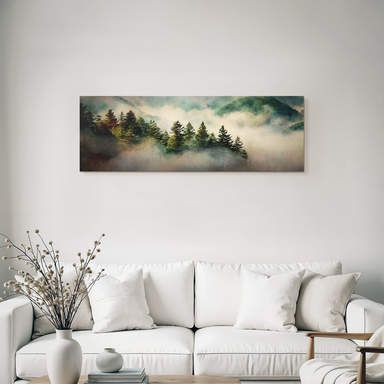 Vernebelte Berglandschaft Mit Nadelbäumen