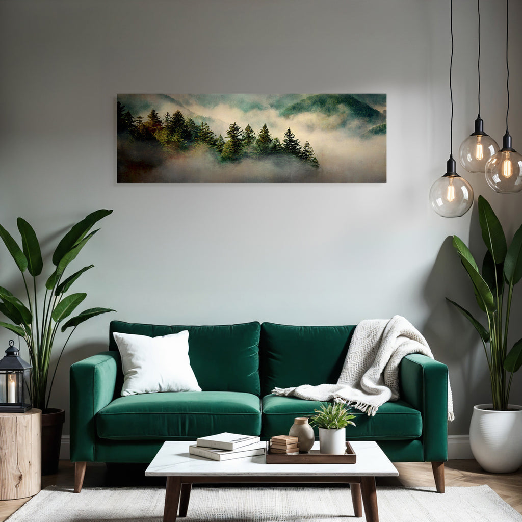 Vernebelte Berglandschaft Mit Nadelbäumen