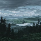 Berglandschaft Mit See Hügeln Und Wald | Nebel und Wetter | Natur