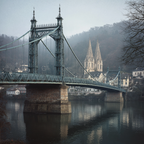 Brücke Mit Spiegelung Im Wasser Vor Historischer Kirchenkulisse | Nebel und Wetter | Natur