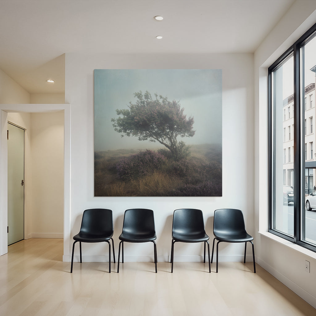 Einzelner Baum In Nebliger Heidelandschaft