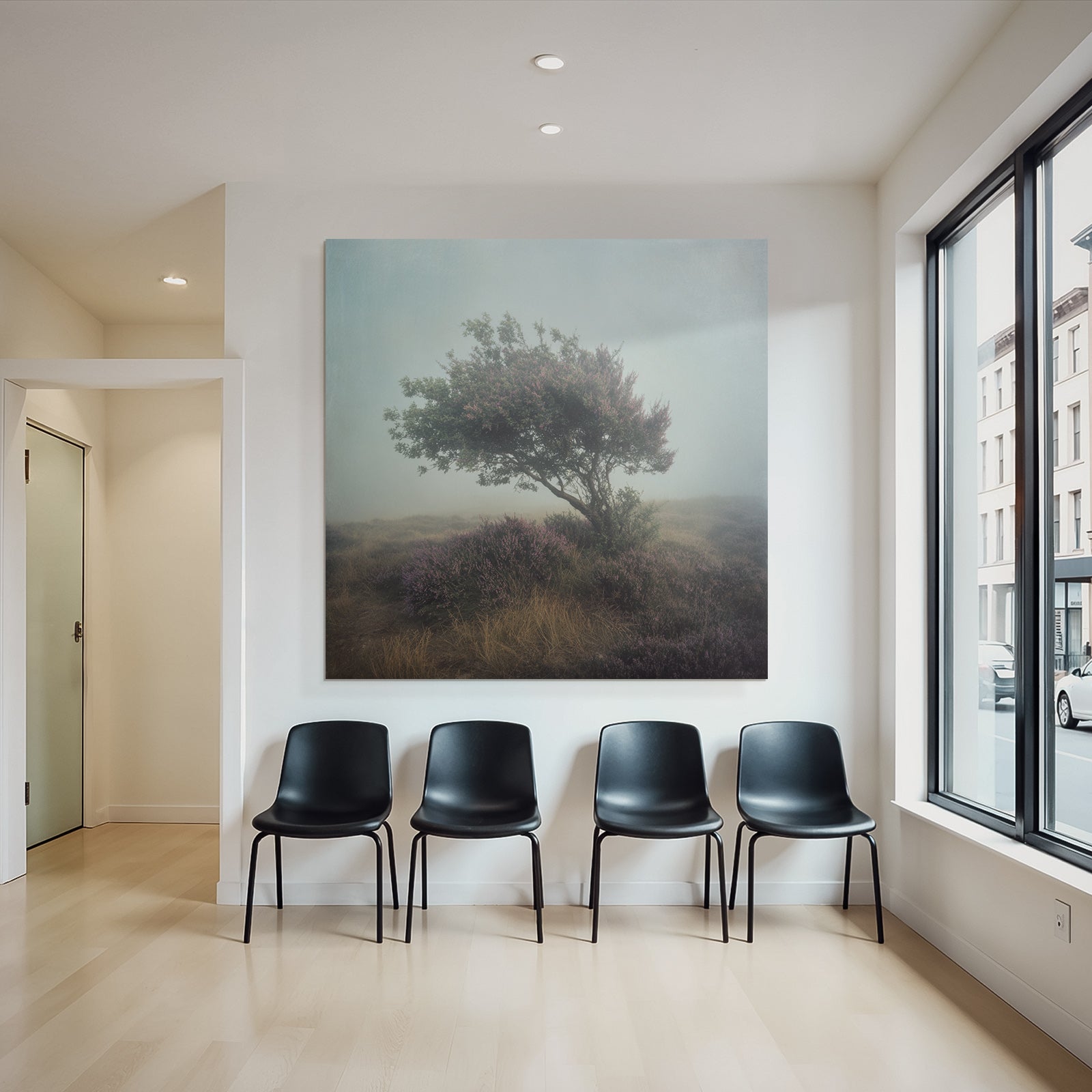 Einzelner Baum In Nebliger Heidelandschaft