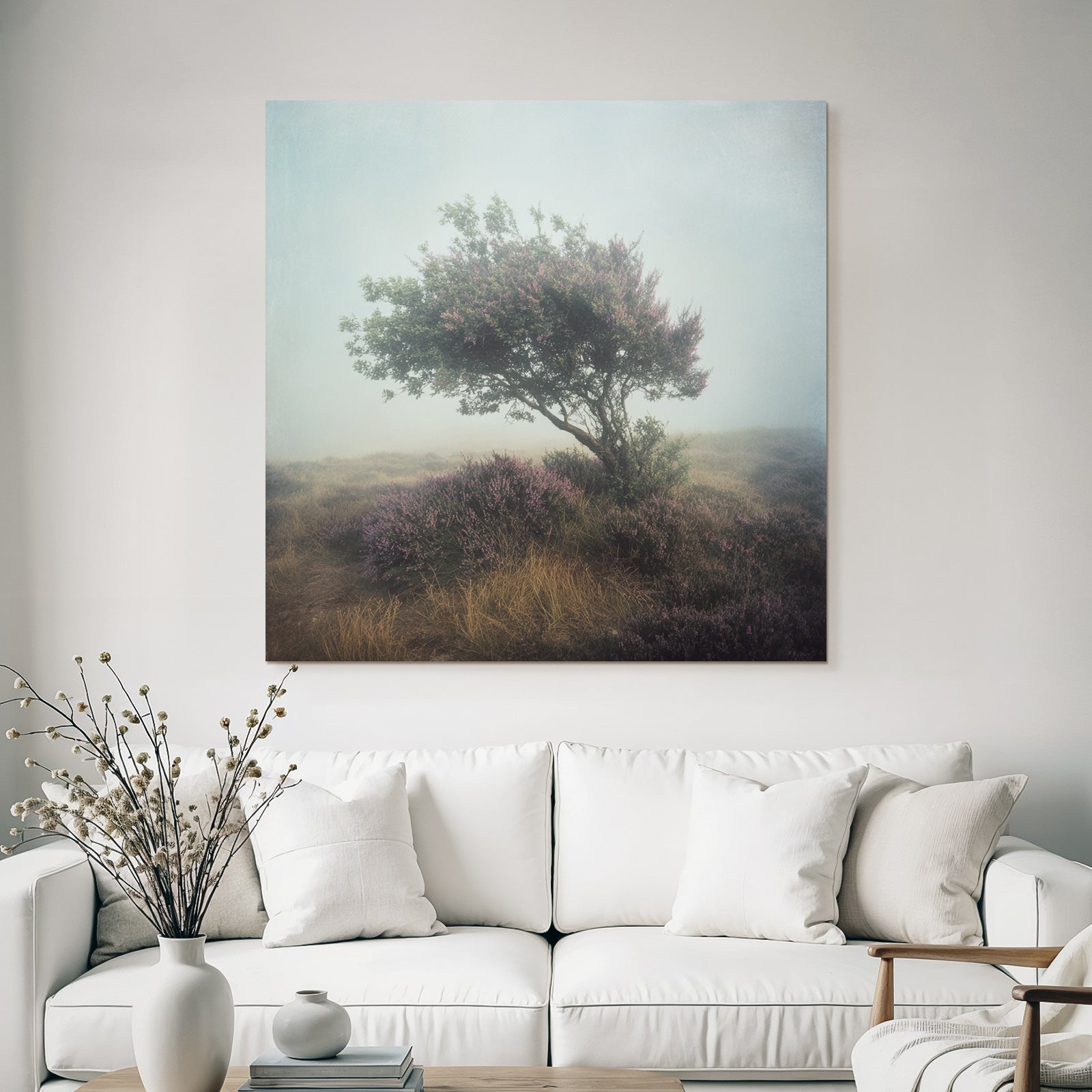 Einzelner Baum In Nebliger Heidelandschaft