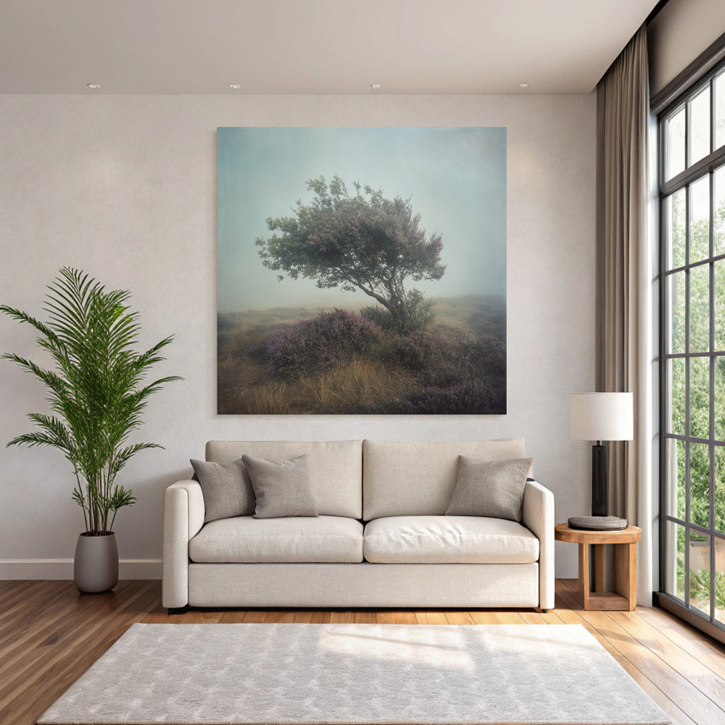 Einzelner Baum In Nebliger Heidelandschaft