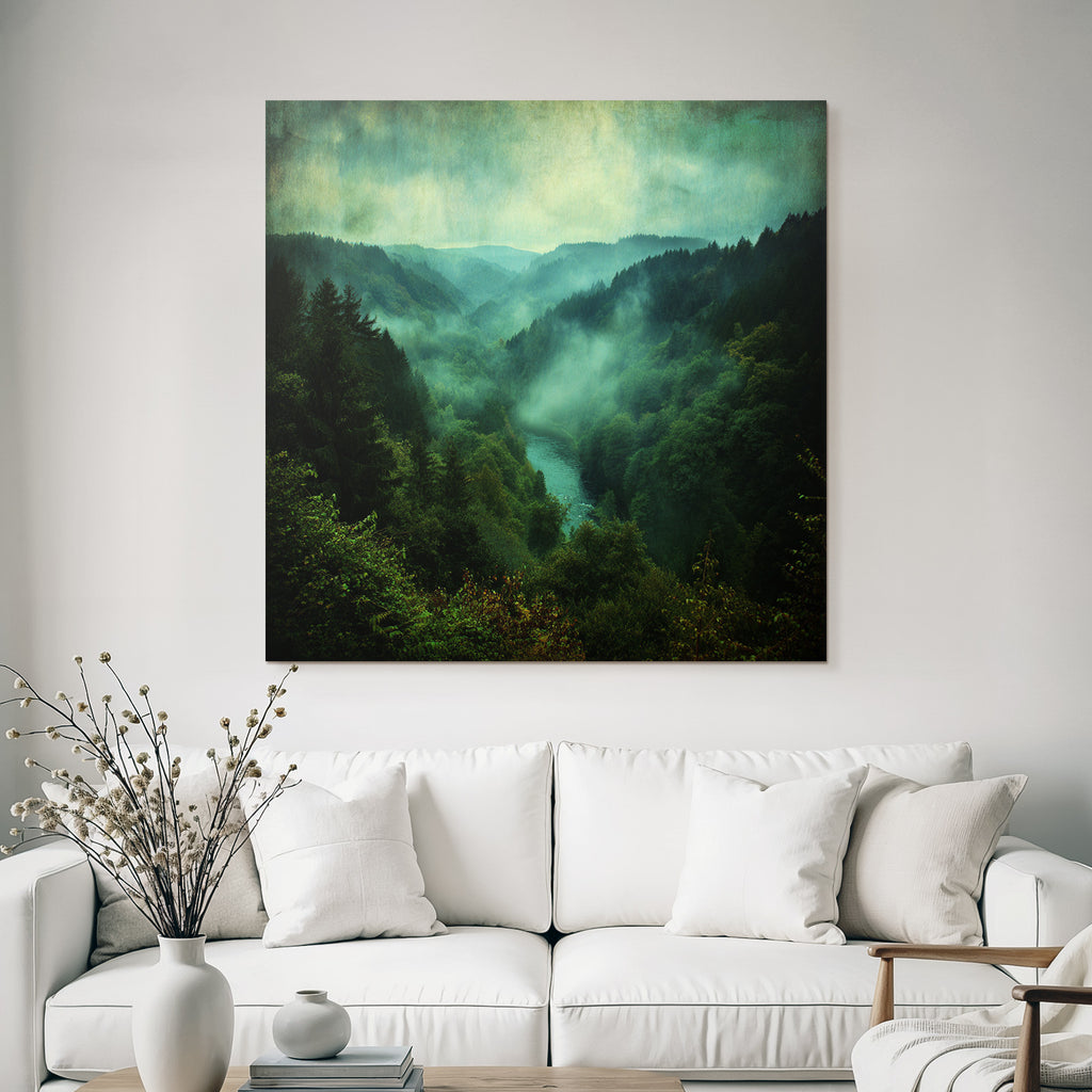 Nebelverhangenes Waldtal Mit Fluss In Stiller