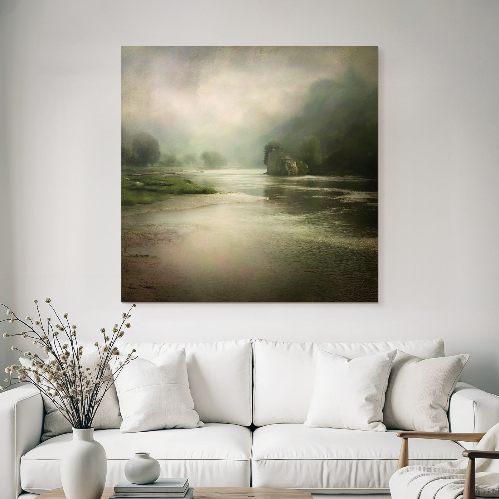 Vernebelte Flusslandschaft Mit Bäumen Und Ruine