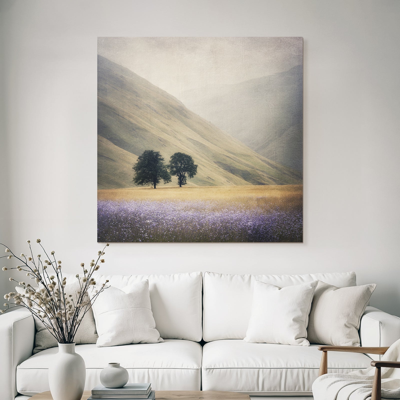 Zwei Bäume In Landschaft Mit Fliederfarbenen Wildblüten Und Ruhigen Hügeln