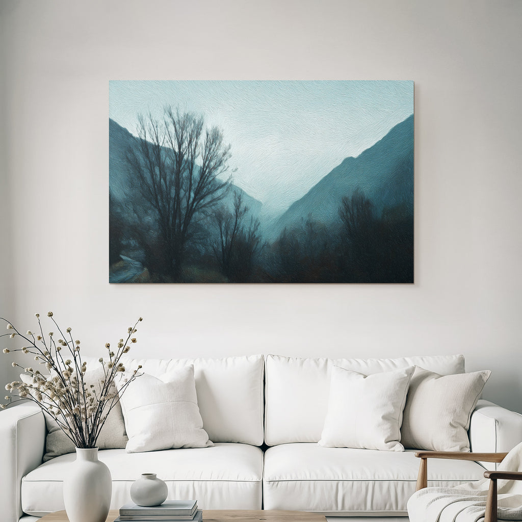 Gedämpfte Blaugraü Nebelgebirgslandschaft Mit Kargen Bäumen Und Einsamer Stimmung